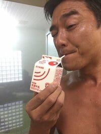 原田龍二、温泉に入った後に牛乳を飲む半裸ショット公開「お茶目で可愛い」の声