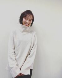 比嘉愛未、“嬉しさを隠しきれない”ニコニコ笑顔ショット披露 「最高です」「癒やされる」の声