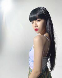 「めたんこかわええ」「最強」Hina、美しい“振り返りショット”にファン歓喜