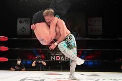 「立て！」潰し合い、鼓舞し合う男たちの“音”の闘い 潮崎豪vs齋藤彰俊は大激闘