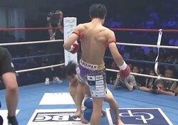 「背中が“くの字”に…」空手世界王者が称賛の秒殺KO 「顔面にもヒザが…」実況驚き