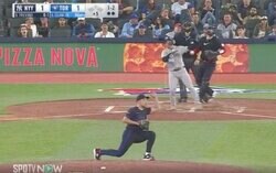 あの動きはなんだ？ 菊池雄星に一体、何が起こった…！？ 三振を奪った直後に見せた“謎のリアクション”が話題に 「カッコいいな」「クセが強いw」