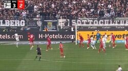 「めっちゃ飛んだな」「打点高え！」ボルシアMG板倉滉が逆転ゴールを生んだ“神ヘディング”を炸裂した瞬間　交代直後の空中戦での勝利にスタジアム熱狂