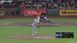 ドジャース戦でまさかの光景…バックネット裏で観戦するマスコットが話題「自由すぎるw」「かわいいなw」ファン騒然の一幕