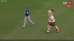 鈴木誠也が敵軍マスコットに「絡まれてるやん」 試合中もまさかの注目「またちょけてるよ」珍光景を現地中継が“イジる”