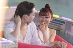 19歳水着美女と浮き輪の中で密着手つなぎ 鬼モテイケメン「好きになっちゃうんじゃない？」