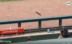 衝撃映像… すっぽ抜けたバットが「怖すぎ」 ヤンキースベンチを直撃する“想定外のハプニング”