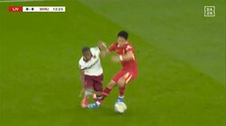 ここで止めるか！デュエル王 遠藤航、一発で相手を吹き飛ばすハードタックル炸裂　「潰しが効いてるわ」右足一本、高速刈り取りの瞬間