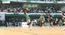 さすがにそれは拾えない…女子バレー、揺れて落ちるサーブが引き起こした“珍場面” 目の前にいた味方選手に