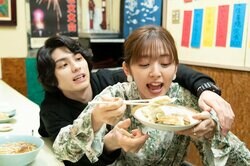 鈴木愛理、年下生意気イケメン・本田響矢と町中華でイチャイチャ再び!? 餃子を奪い合う姿に「やり取り可愛すぎ」「お似合いすぎない？」と反響