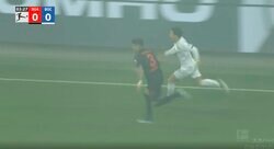 スタジアム騒然！「見えねえ…」「スゴすぎる」 ジャガー・浅野拓磨が煙の中でも圧倒的スピードで大爆走した瞬間　熱狂的サポーターの発煙筒で選手たちが消える緊急事態