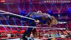 大物女子レスラー、120キロの重量級を“場外ぶん投げ” 対戦相手も愕然「本物のパワー」で衝撃デビュー飾る