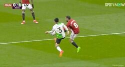 スタジアム騒然！リバプール遠藤航、空中で“殺人キック”を炸裂した瞬間　蹴り飛ばした直後に熱狂的ファンが「遠藤のチャント」を大合唱して話題に