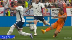 「ありえない」「スーパーゴール！」滑りながら放つ衝撃のゴラッソ爆誕！無回転の豪快レーザービーム弾炸裂の瞬間「こういうの観たかったんよ」