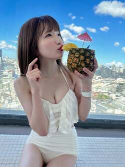  もえあず、プールでの白ビキニ姿を公開「エラバレシが急きょお休みになったから」 