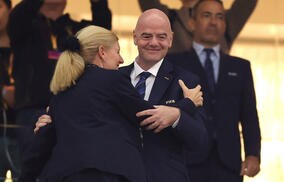 FIFA会長がイエローカード? レジェンドvs労働者の特別マッチ開催、主審の会長にカードを出されたのは!?