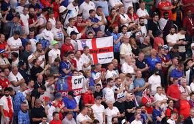 「本当に恥ずかしい行為」ゴミ拾いが話題の一方で、イングランドサポーターが中身入りのカップをみんなで投げ捨て炎上「アルコールを提供したくない理由だろう」