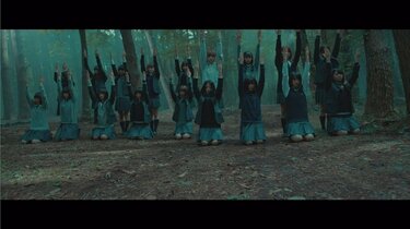 写真・画像】欅坂46、新曲「避雷針」MVで平手友梨奈がフードをかぶり