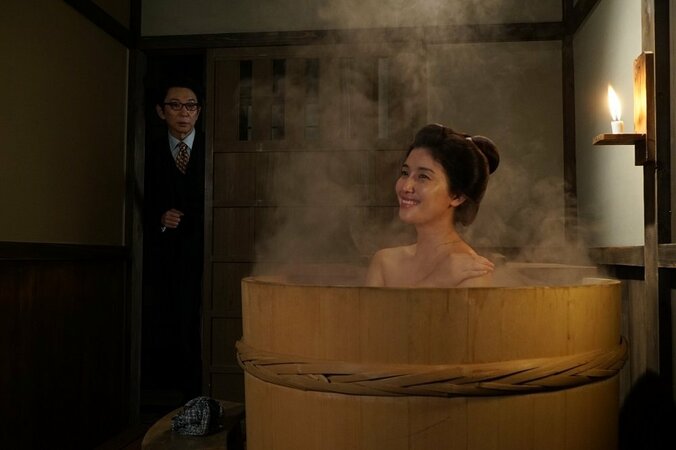 橋本マナミ、入浴中のおりょうが龍馬に異変を告げるシーンを再現 2枚目