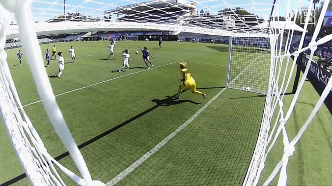 このワンフェイクでDFとGKのタイミングがズレた