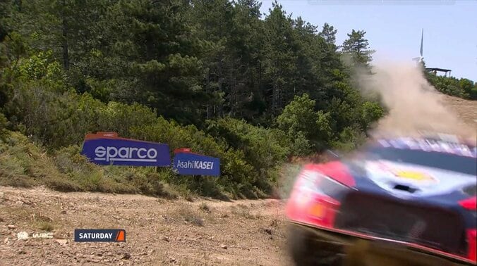 カメラの至近を疾走しながら通過