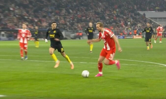 ハメられた…！“一瞬の動き”で相手GKが混乱「上手すぎ」 FWケイン、巧みな”駆け引き”→PK獲得「これが世界最高峰」 2枚目