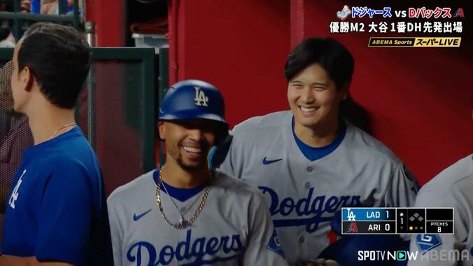 ベンチで「イチャイチャ」する大谷とベッツ