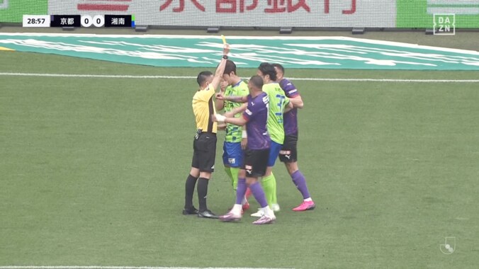 「退場だろ！」右足が顔面にクリーンヒット…「引くだろ普通…」「故意じゃなくても危険」京都FWと湘南GKの衝撃接触にスタジアム騒然 3枚目