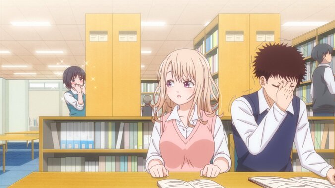 【写真・画像】メダカの気を引こうと意気込むモナの後ろで怪しげな視線を送る姿が…『黒岩メダカに私の可愛いが通じない』第2話あらすじ＆先行カット　4枚目