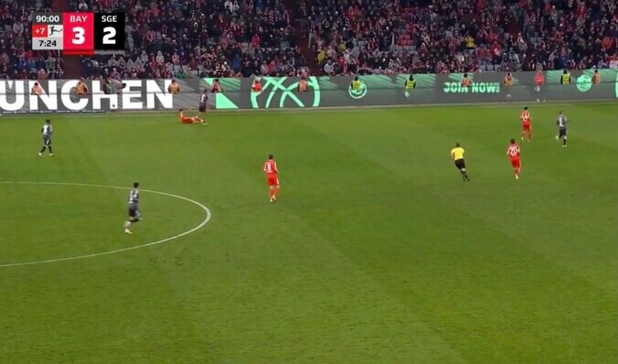 場内騒然！伊藤洋輝が突然倒れた… 相手選手がブチギレ「何してんだよ！」“謎タックル”で吹っ飛ばされる「負けててダサい」 3枚目