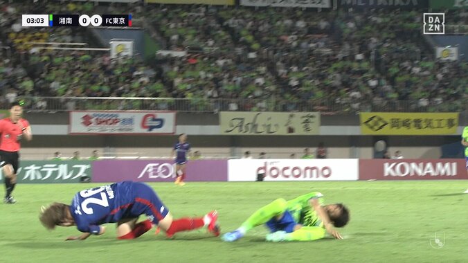 「レッドじゃない？」後ろ足飛び蹴り→顔面直撃の危険プレーにファン騒然「プロレス以外で初めて見た」「どんな足の出し方だよ」 3枚目