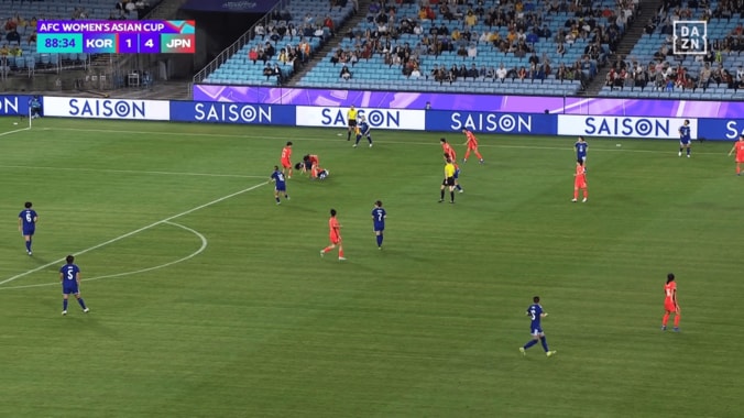 激しい接触から倒れ込む2人