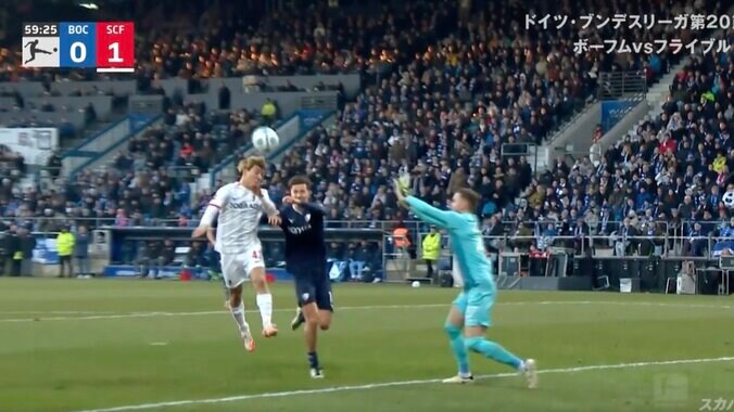 【写真・画像】ヤバすぎる… 堂安律に“異変”「大丈夫か？」 至近距離から“キック直撃”で苦悶→漢気で決定機を呼ぶ「流れ変えた」　1枚目