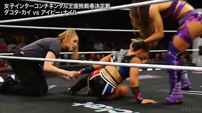 駆けつけたレフェリーが手を握って