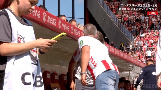 「ルール的にアリなの？笑」新監督の“斬新すぎる服装”にツッコミ殺到！「もはやサポーターw」史上初の珍事にケルン指揮官は「スリムに見えると思ったけど…」 5枚目