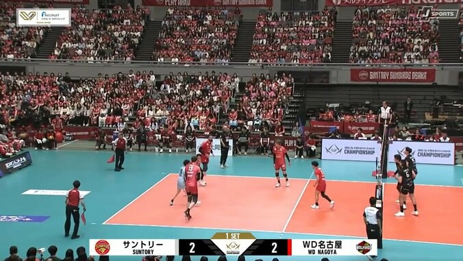 男子バレー、客席にダイレクトで飛び込む驚きのサーブ 異例の光景 元日本代表「体育館のズレであったりとか」 4枚目