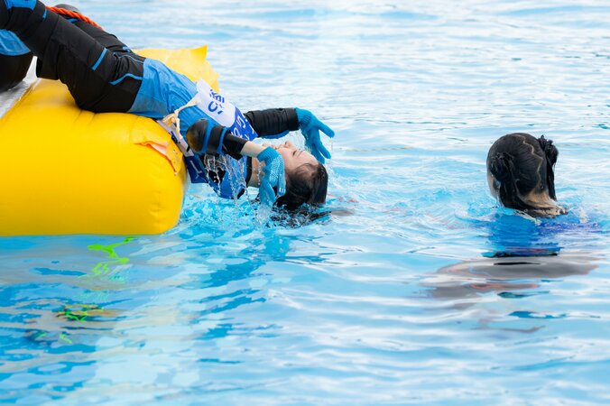 【写真・画像】頭から落水連発！「どんな落ち方やねんw」新人アイドル プールで大暴れに芸人も絶賛　3枚目