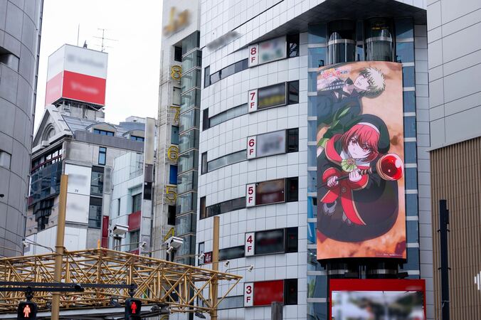 【写真・画像】10月4日（土）放送開始のアニメ『補助魔法』より、「ラスティングピリオド」がデジタルサイネージで渋谷に降臨！声優陣、アーティストからの直筆コメントも公開　3枚目