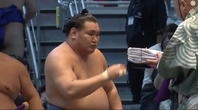 懸賞を受け取る豊昇龍