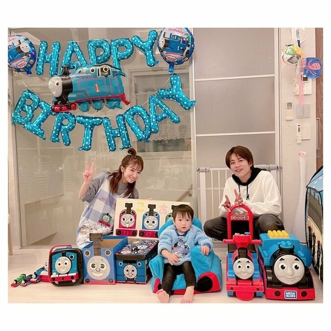 辻希美『トーマス』の飾りつけで三男の誕生日をお祝い「簡単かと思いきや、意外と苦戦」 1枚目