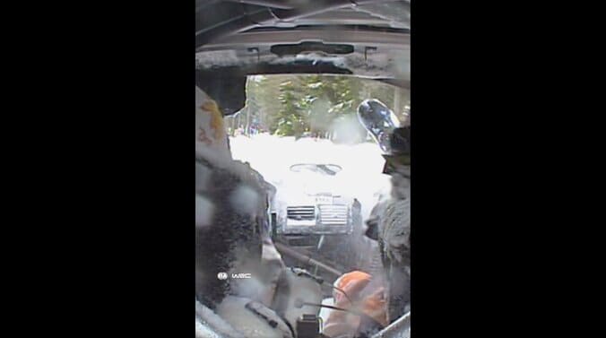 世界最速のラリー車が激しく転倒→吹雪の中を激走する異次元の光景 車は逆さま…雪まみれで走るタフさに脚光 3枚目