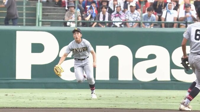 最高の舞台で最高のプレーを 仙台育英・橋本、全力スライディングキャッチに甲子園全体から大拍手 1枚目