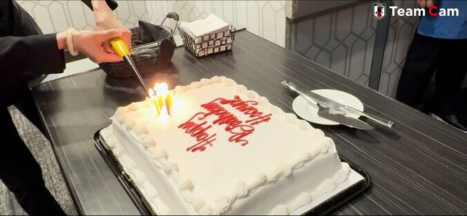 「歌が上手い！」日本代表FWの“サプライズ誕生日お祝い”が話題「盛り上げ方が上手」「憩いの場って大事」パリ五輪世代にファンほっこり 4枚目