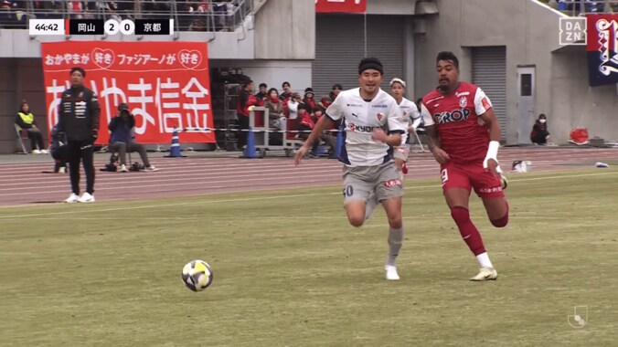 SNS騒然！ 話題の超巨漢FWルカオ、“ゴリゴリ突破”が衝撃映像級「はぇぇw」「高速重戦車だ」「生物的に強い」50m爆走→敵を吹っ飛ばした一部始終 4枚目