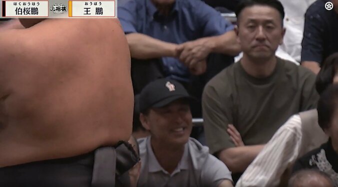 行司の背後にキャップ姿の長谷川滋利さん