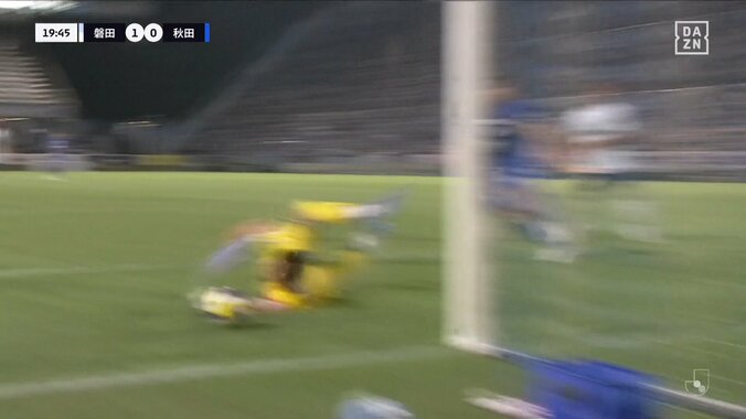 「やっぱ川島はすげえ」元日本代表守護神“神の左手”炸裂「これ決まらないの」枠内ブラインドシュートに“超反応”セーブの瞬間 4枚目