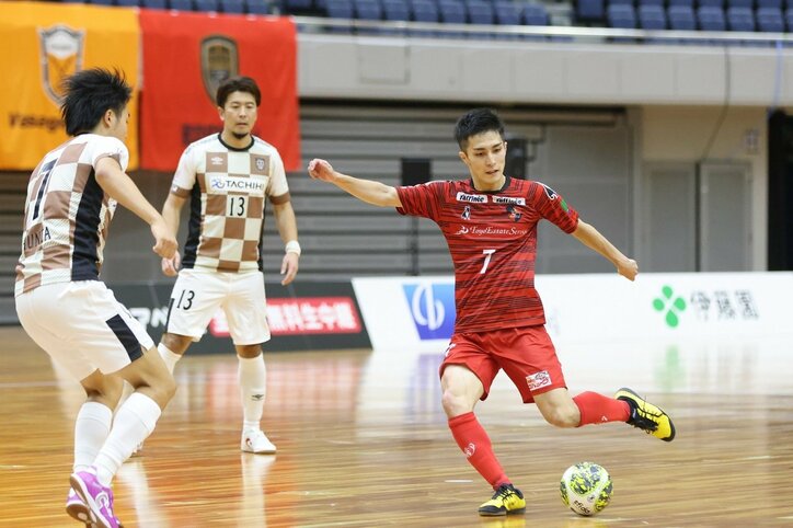 GKの脇をアウトのループで抜いて…若きアタッカーに「凄すぎる」称賛の嵐