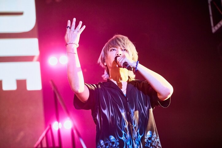 『ヒプノシスマイク』史上初のディビジョン別ライブが開幕！ハマに“ハマ”った2日間！浅沼晋太郎「こうして青い光だけの海を見ることができるとは思っていませんでした」