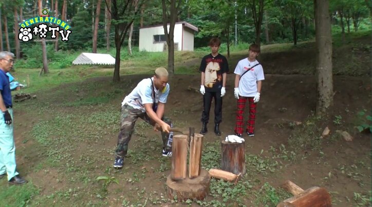 メンディー&玲於、薪割りの才能に目覚める