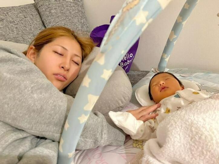  内山信二の妻、娘の側で爆睡中の無防備ショットを公開「これぞ育児あるある」 